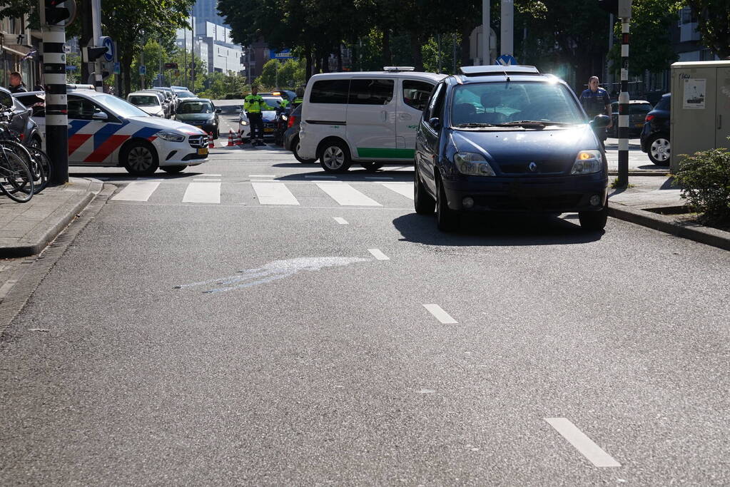 Fietser geschept door personenwagen