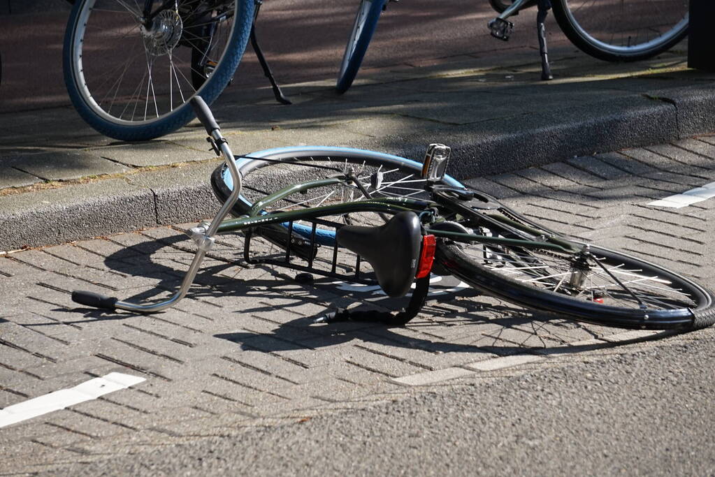 Fietser geschept door personenwagen