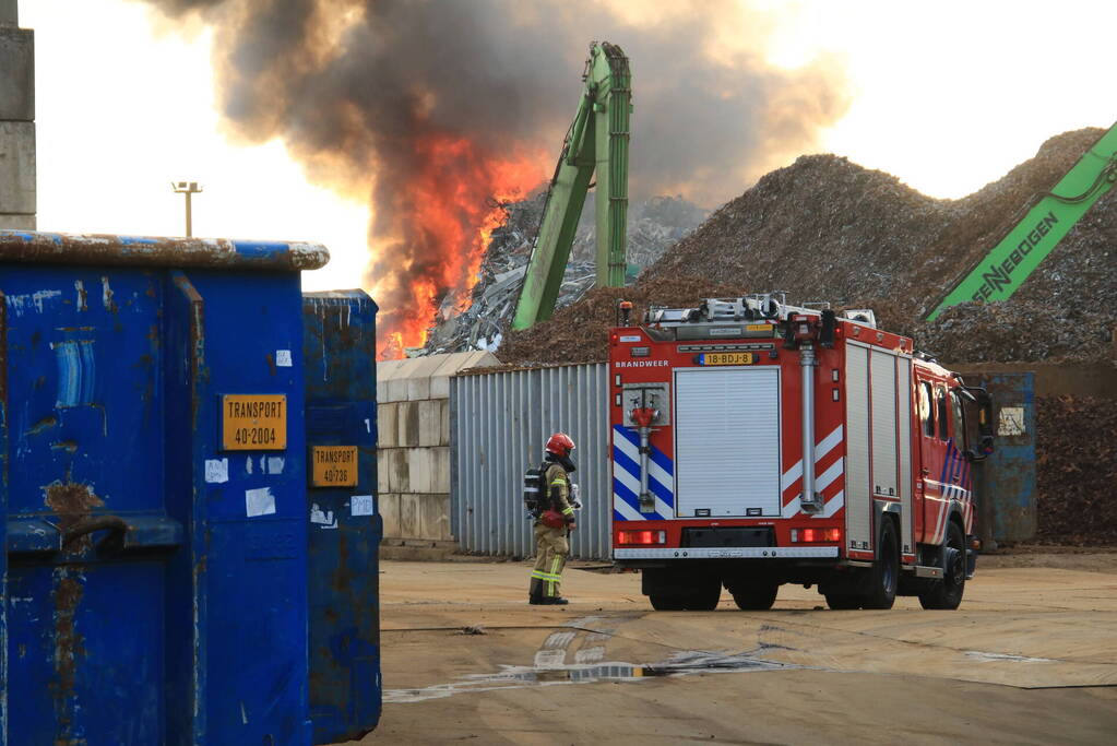 Enorme brand in berg schroot bij HKS Metals recycling