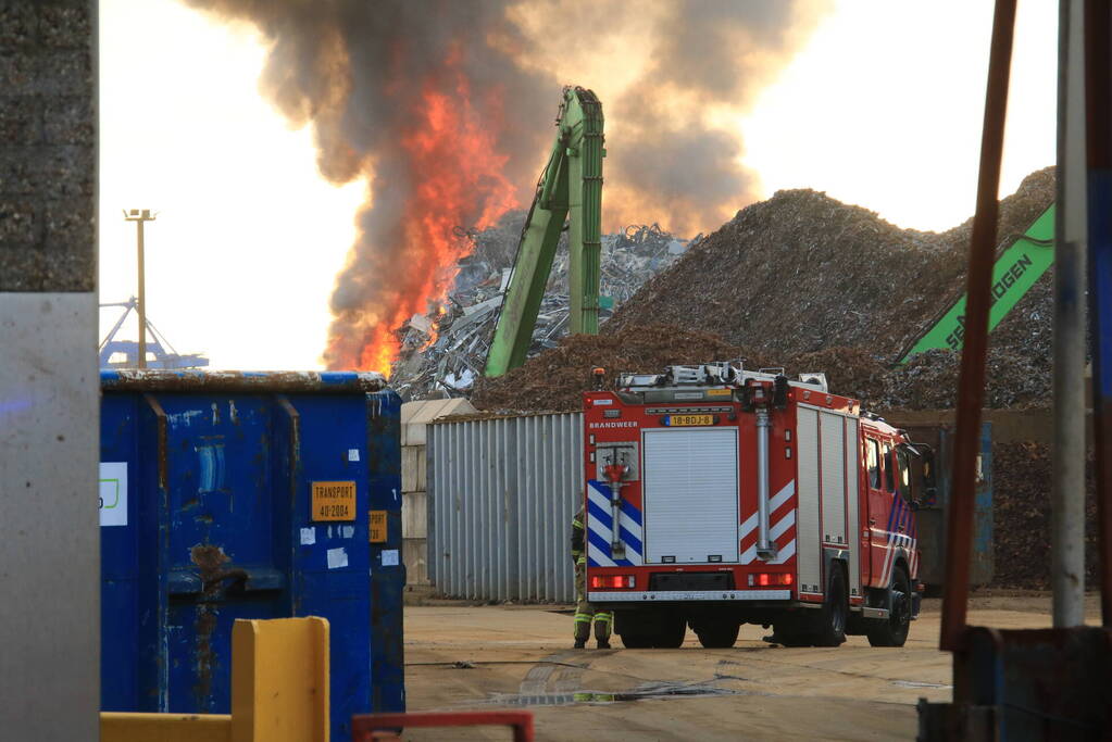 Enorme brand in berg schroot bij HKS Metals recycling