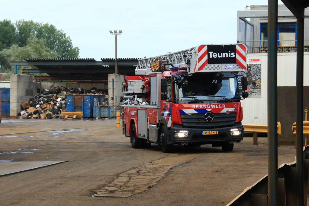 Enorme brand in berg schroot bij HKS Metals recycling