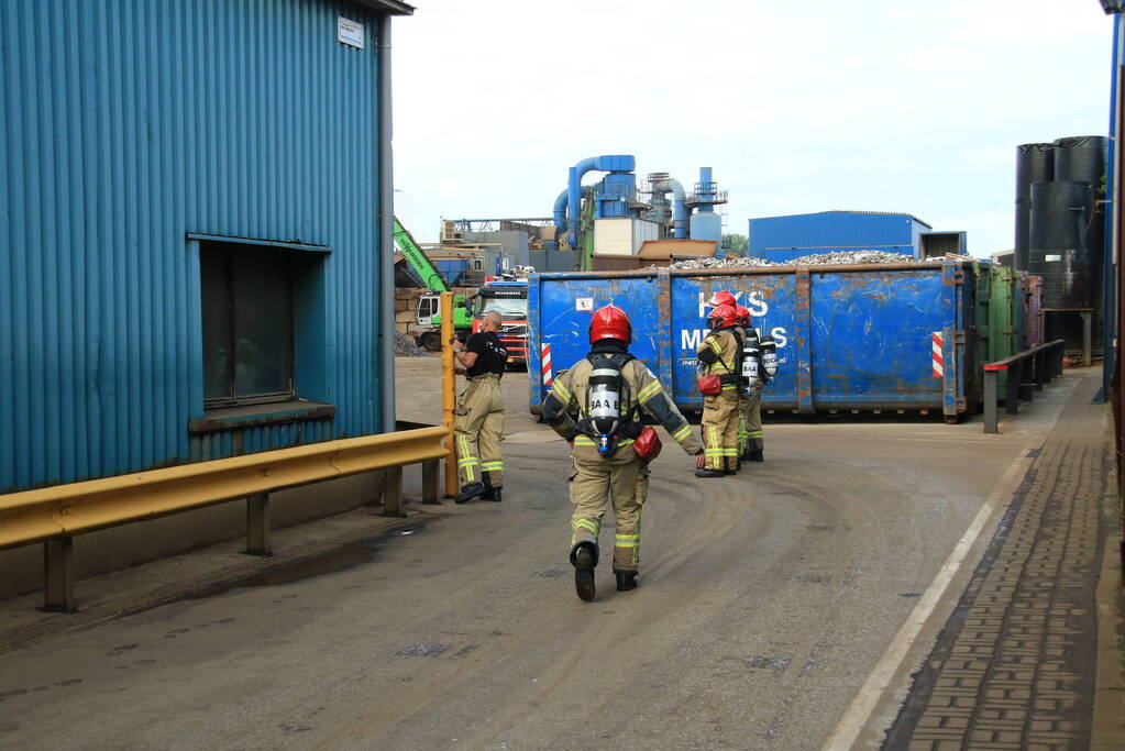 Enorme brand in berg schroot bij HKS Metals recycling