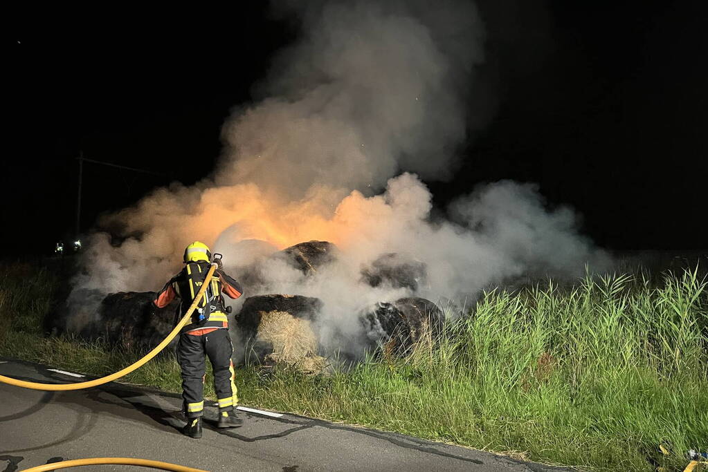 Treinverkeer stilgelegd vanwege brand in hooibalen