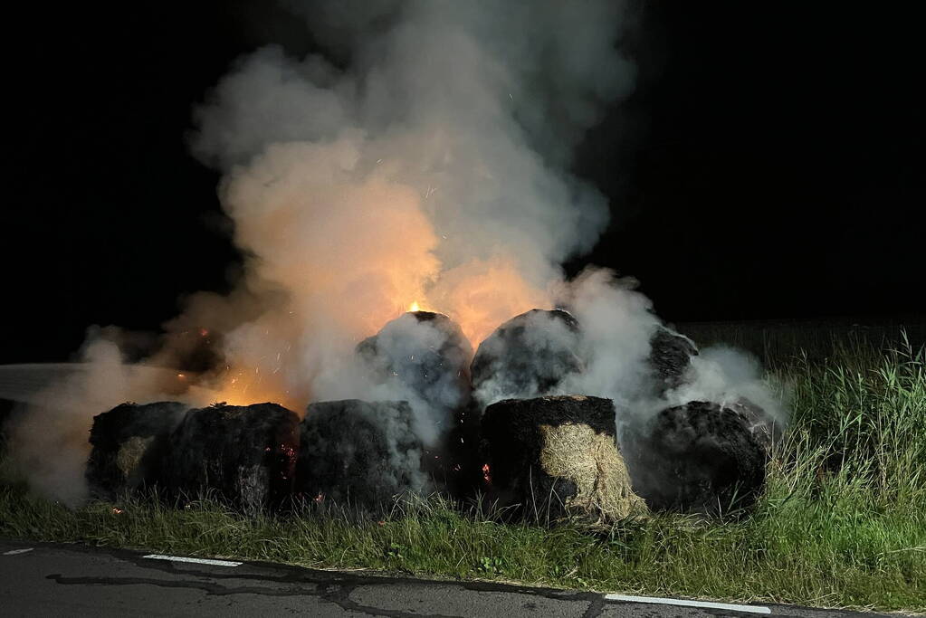 Treinverkeer stilgelegd vanwege brand in hooibalen