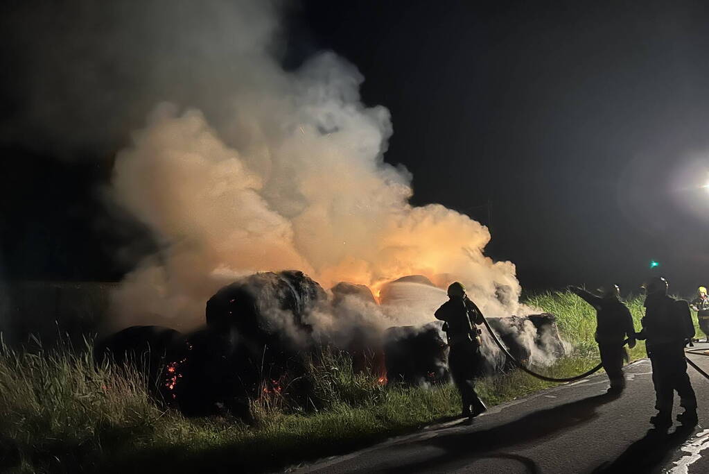 Treinverkeer stilgelegd vanwege brand in hooibalen
