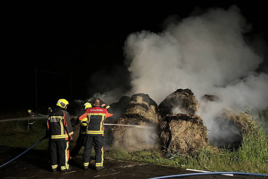 Treinverkeer stilgelegd vanwege brand in hooibalen
