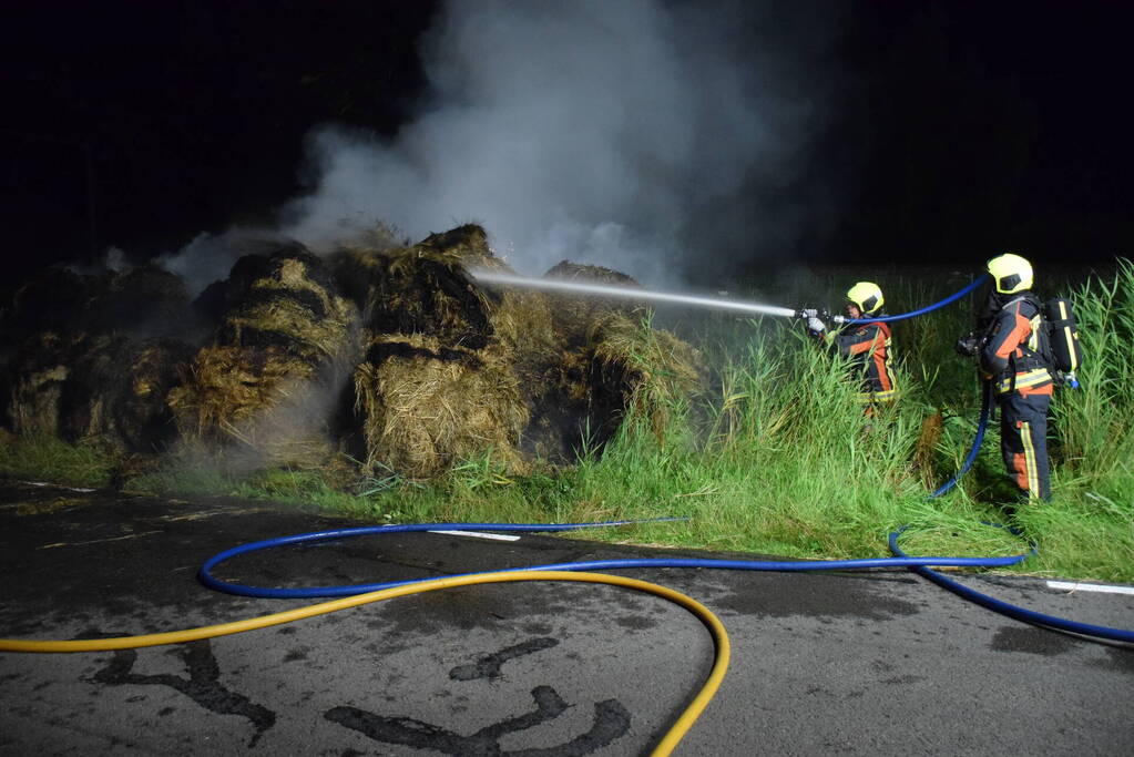 Treinverkeer stilgelegd vanwege brand in hooibalen