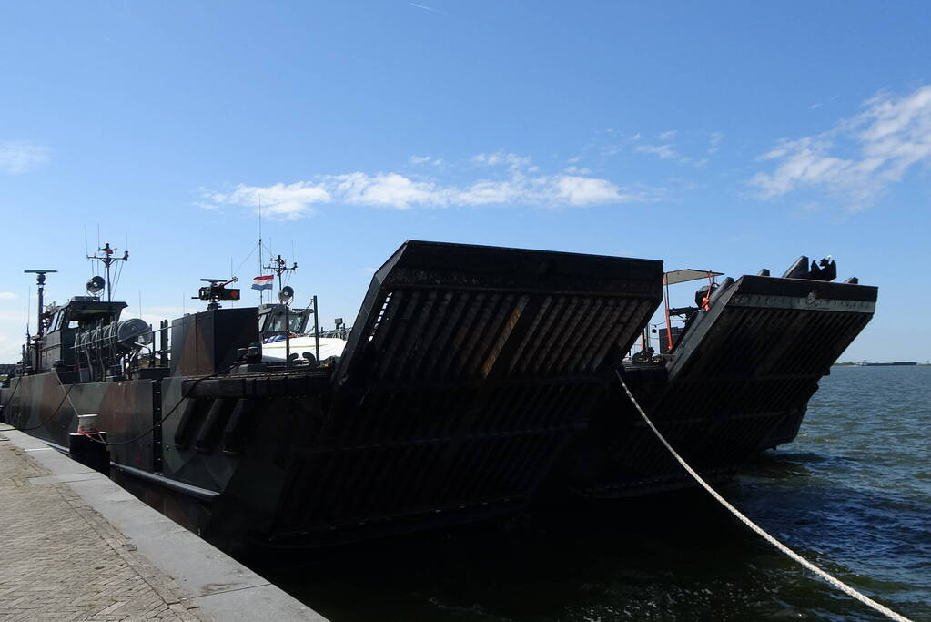 Korps Mariniers oefenen in Flevolands water