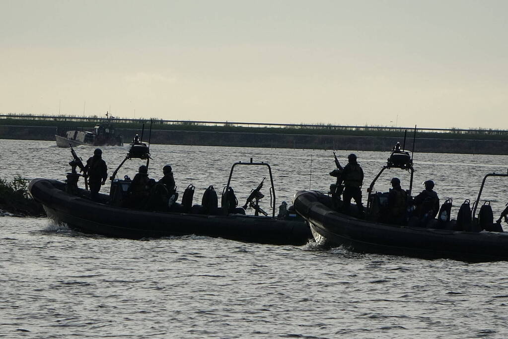 Korps Mariniers oefenen in Flevolands water