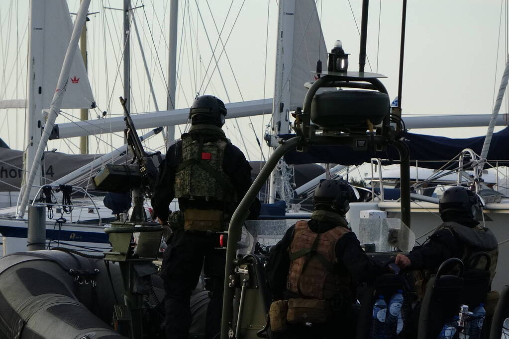 Korps Mariniers oefenen in Flevolands water