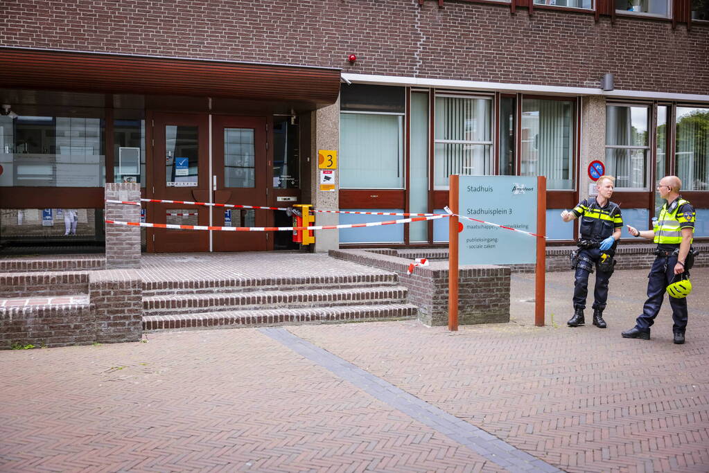 Gewonde bij steekpartij voor stadhuis