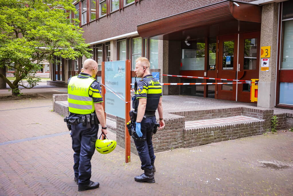 Gewonde bij steekpartij voor stadhuis