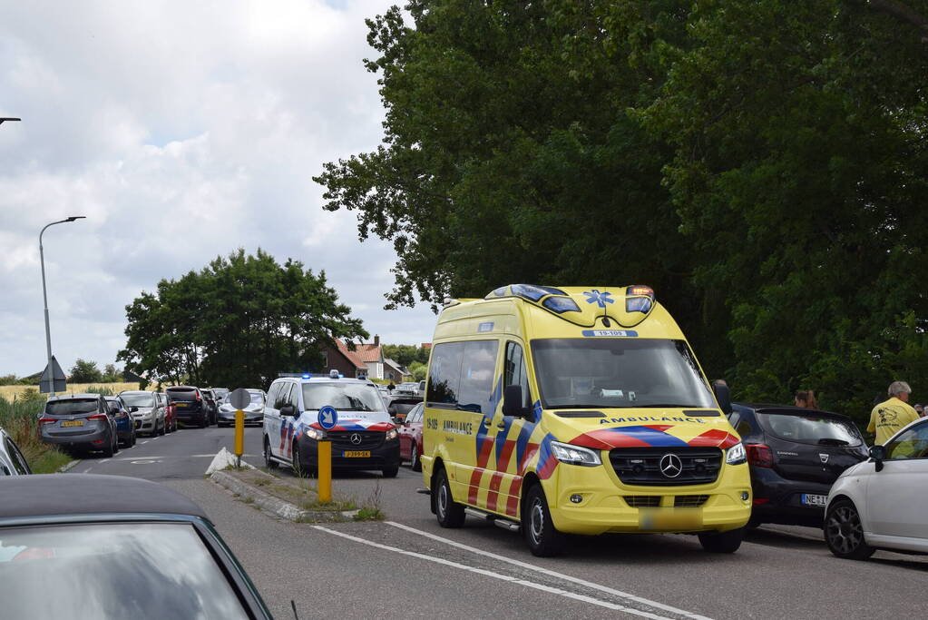 Fietser valt tegen geparkeerde auto