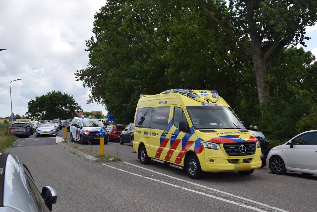 Fietser valt tegen geparkeerde auto