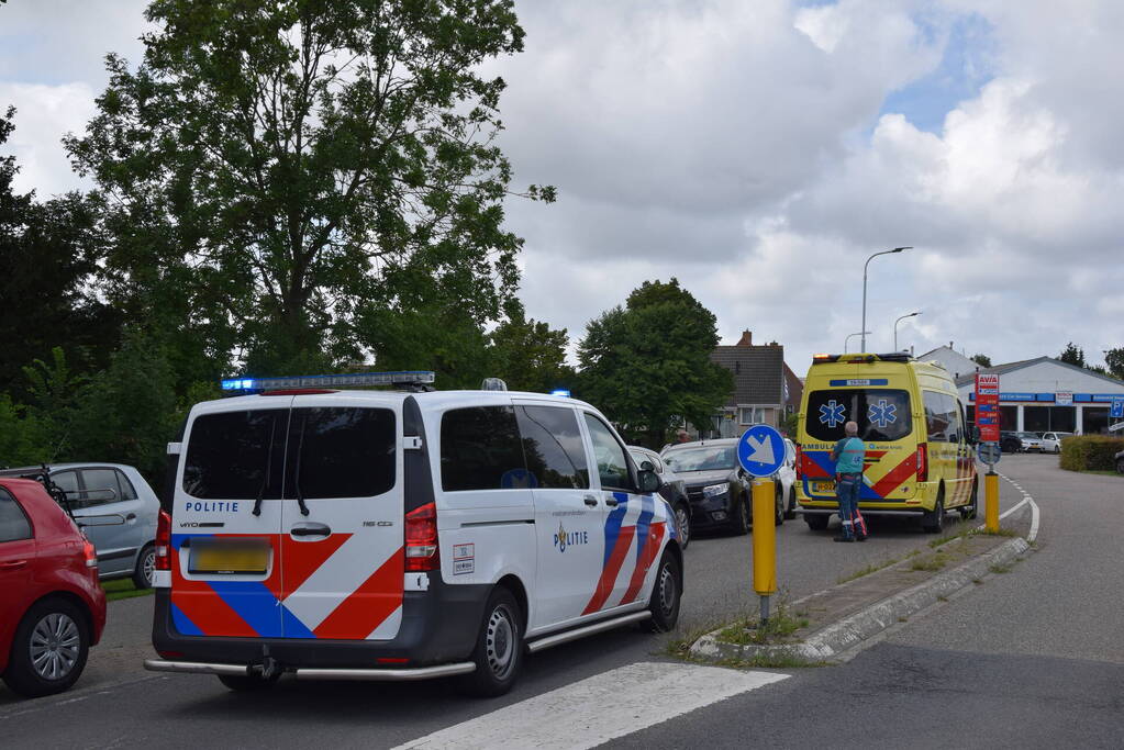 Fietser valt tegen geparkeerde auto