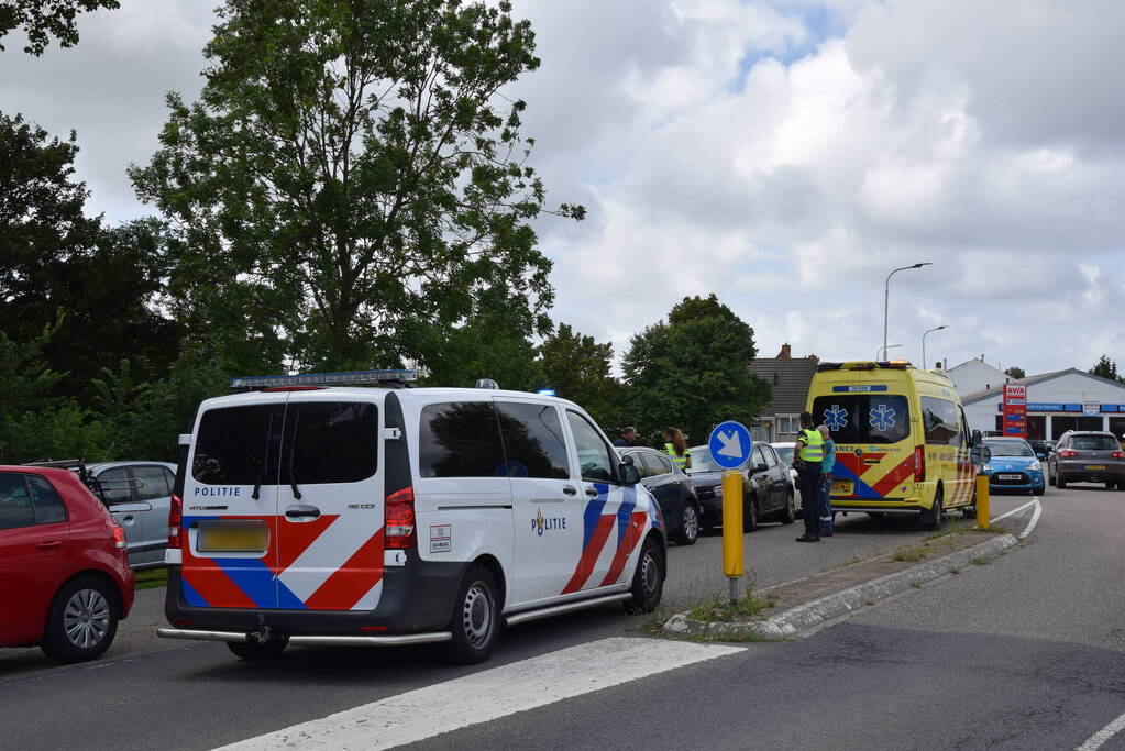 Fietser valt tegen geparkeerde auto