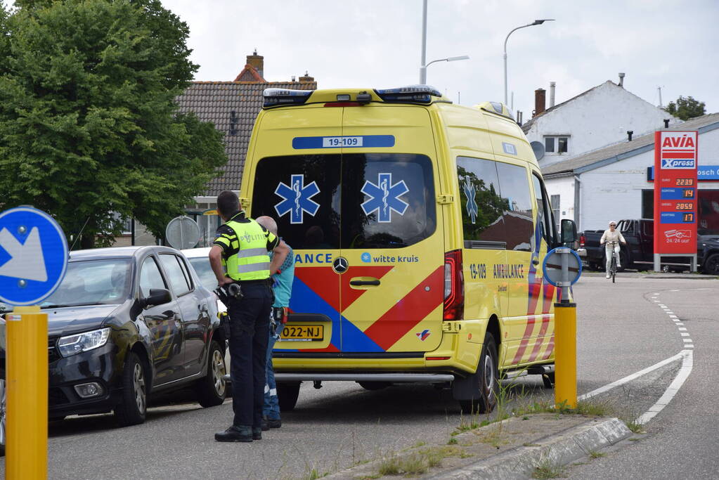 Fietser valt tegen geparkeerde auto