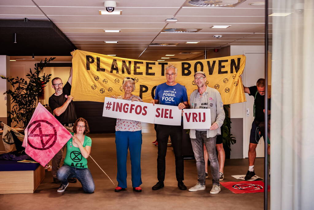 Actievoerders Extinction Rebellion demonstreren voor ING Bank