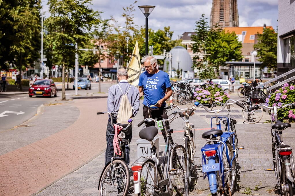 Actievoerders Extinction Rebellion demonstreren voor ING Bank