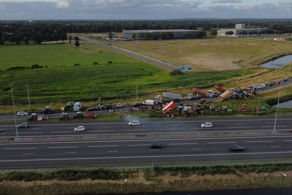 Boeren zetten oprit snelweg dicht