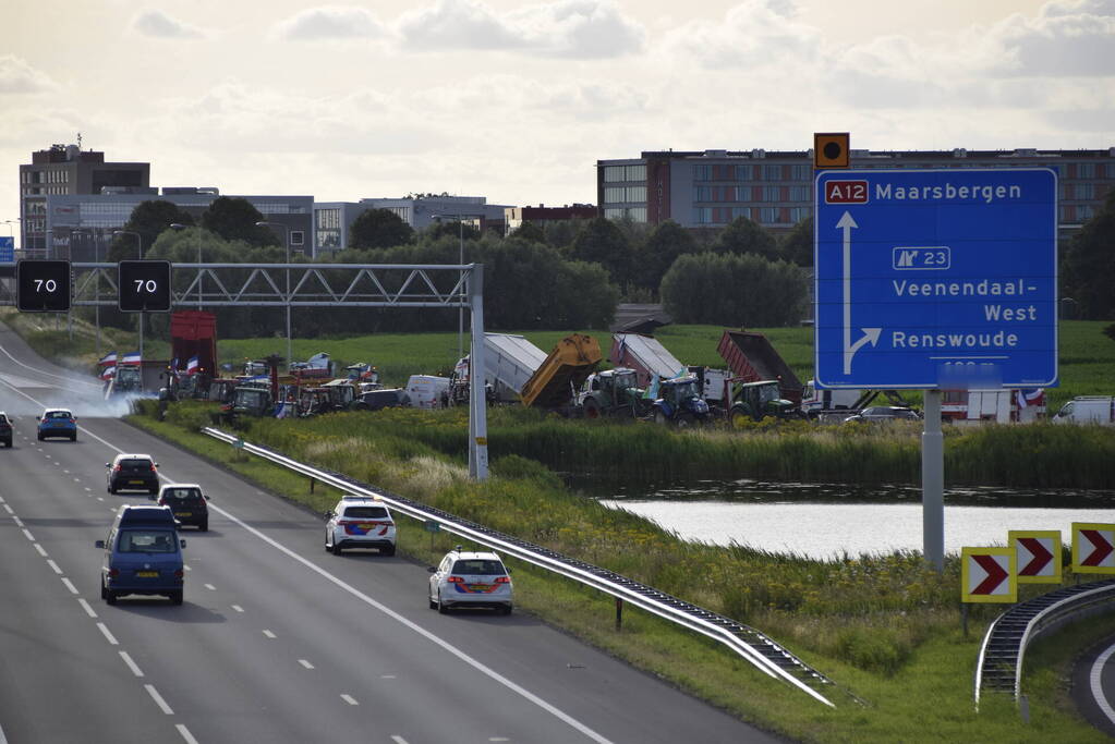 Boeren zetten oprit snelweg dicht