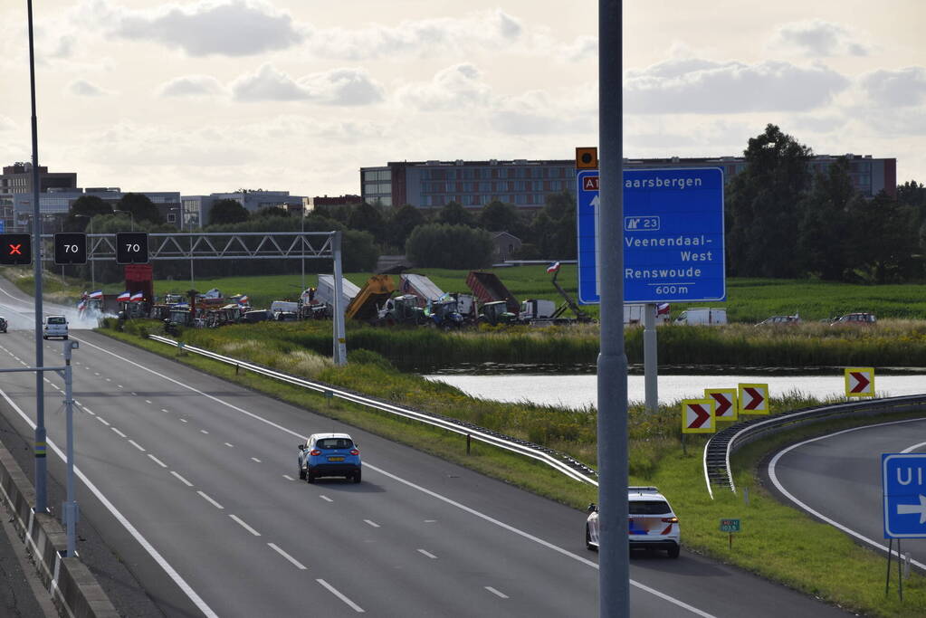 Boeren zetten oprit snelweg dicht