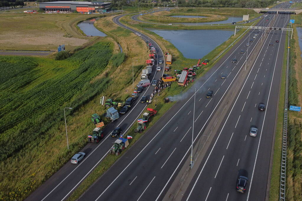 Boeren zetten oprit snelweg dicht