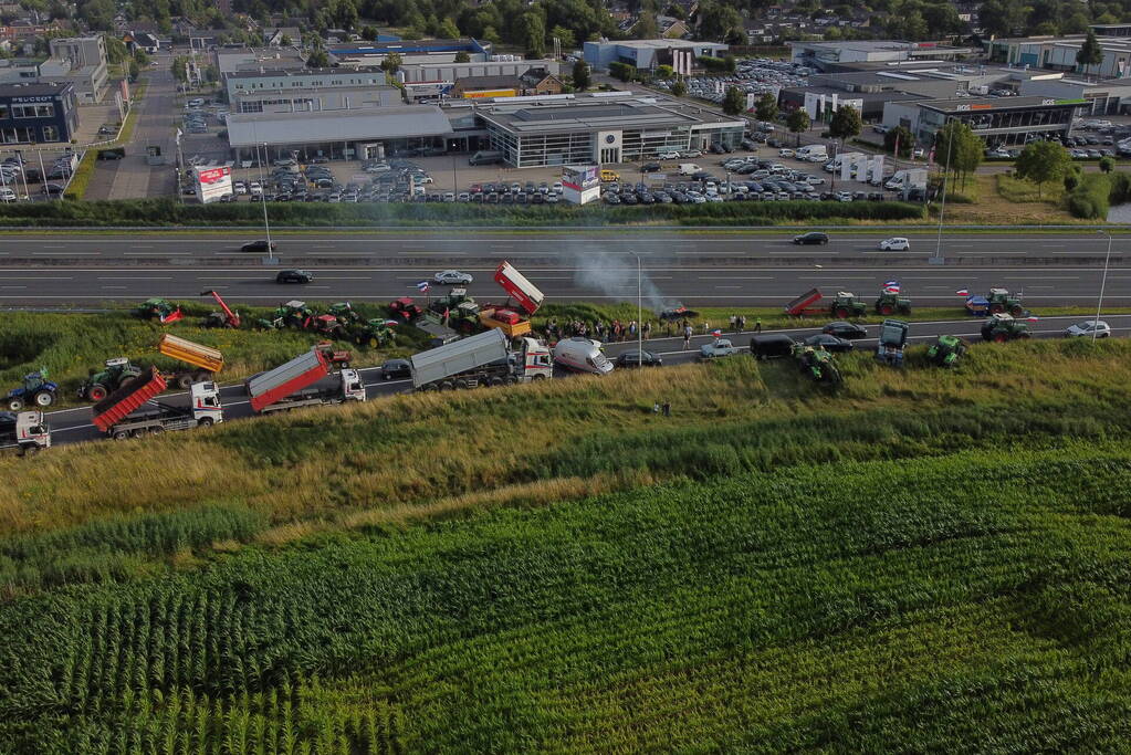 Boeren zetten oprit snelweg dicht