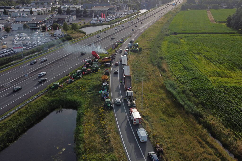 Boeren zetten oprit snelweg dicht