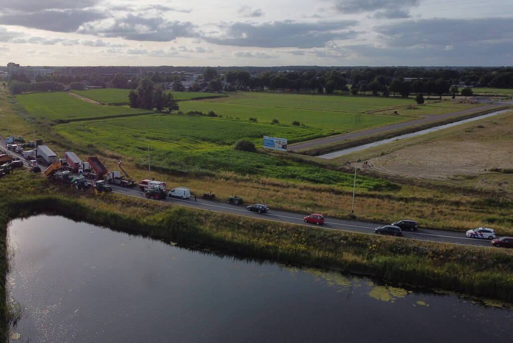 Boeren zetten oprit snelweg dicht