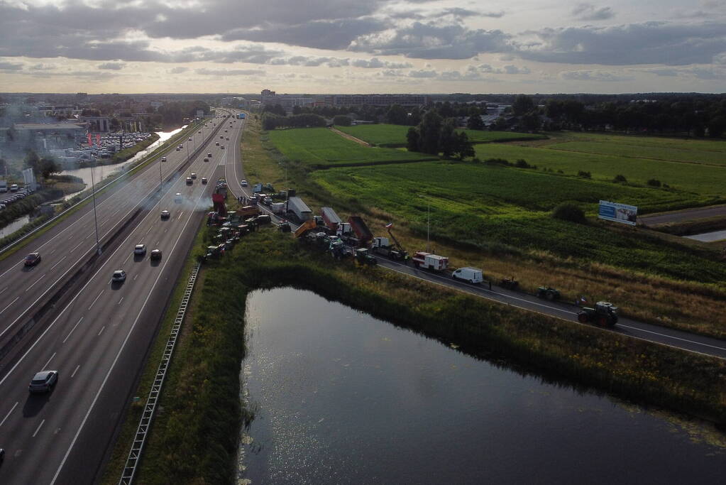 Boeren zetten oprit snelweg dicht