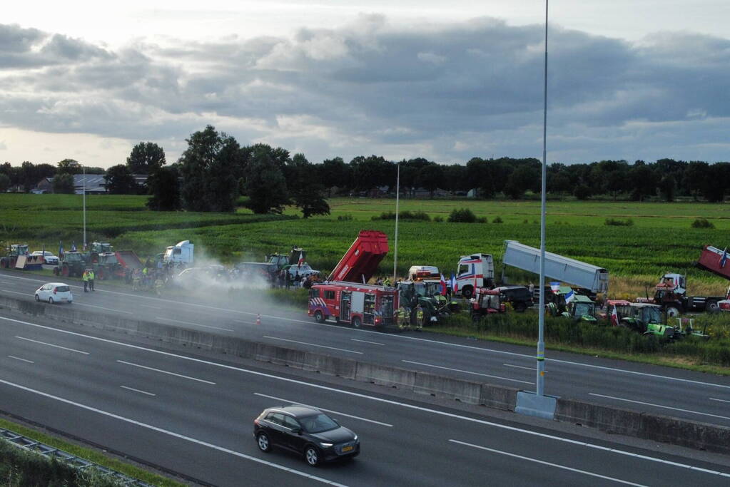 Boeren zetten oprit snelweg dicht