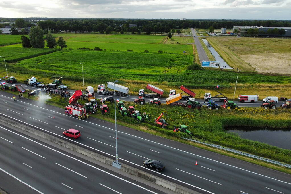 Boeren zetten oprit snelweg dicht