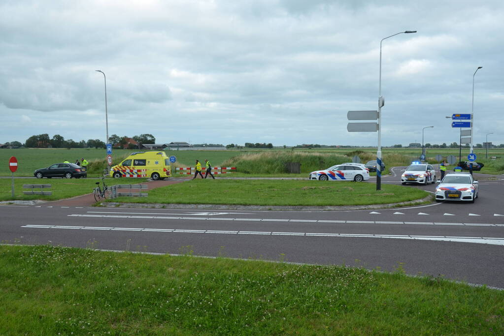 Fietser en automobilist botsen met elkaar