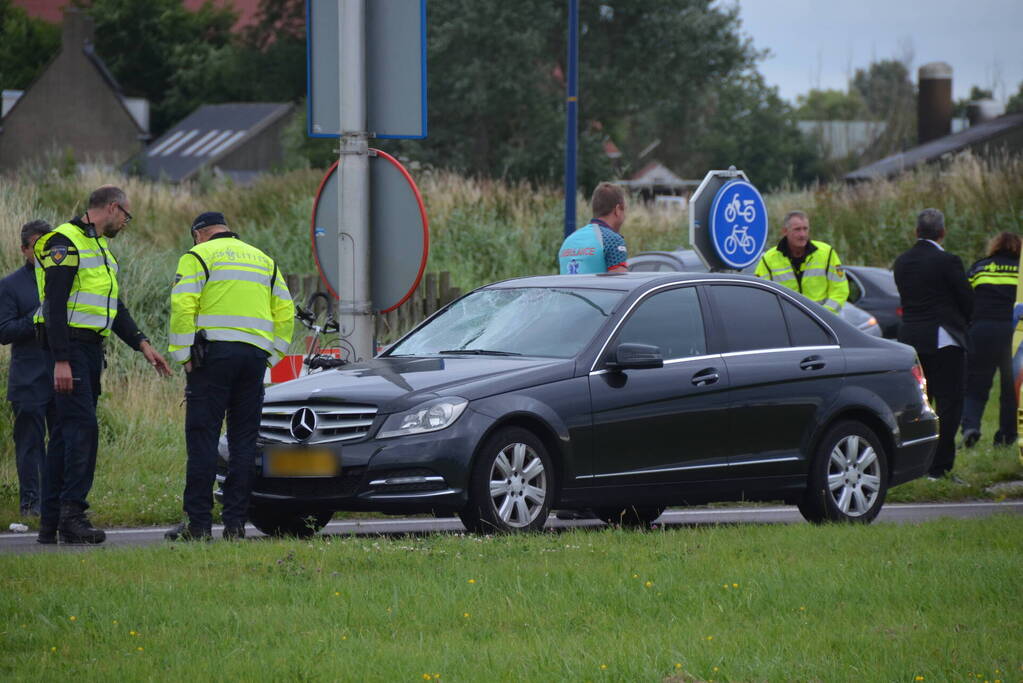 Fietser en automobilist botsen met elkaar