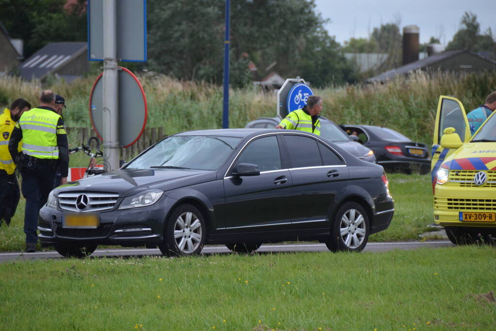 Fietser en automobilist botsen met elkaar