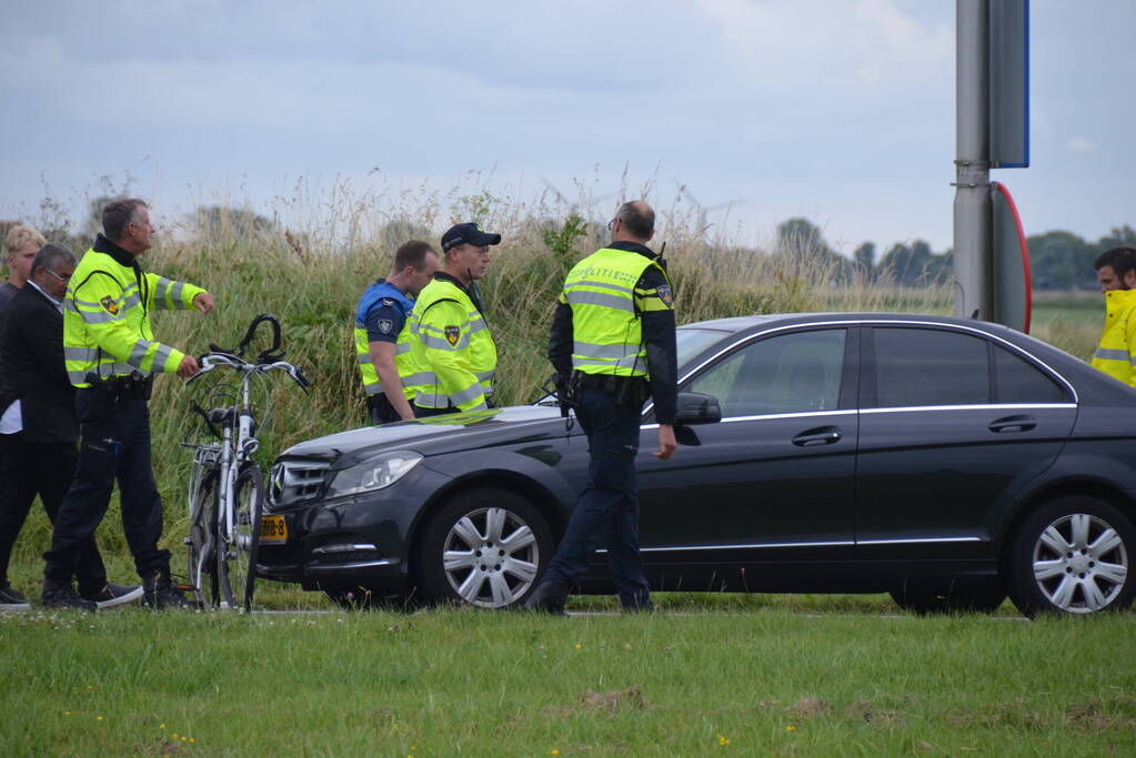 Fietser en automobilist botsen met elkaar