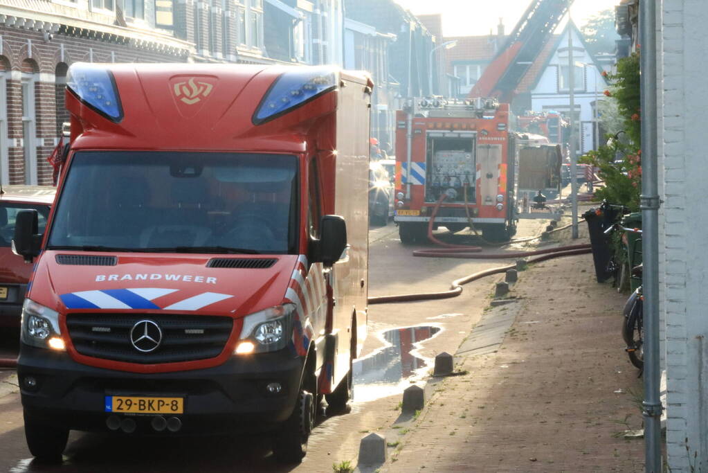 Grote uitslaande woningbrand