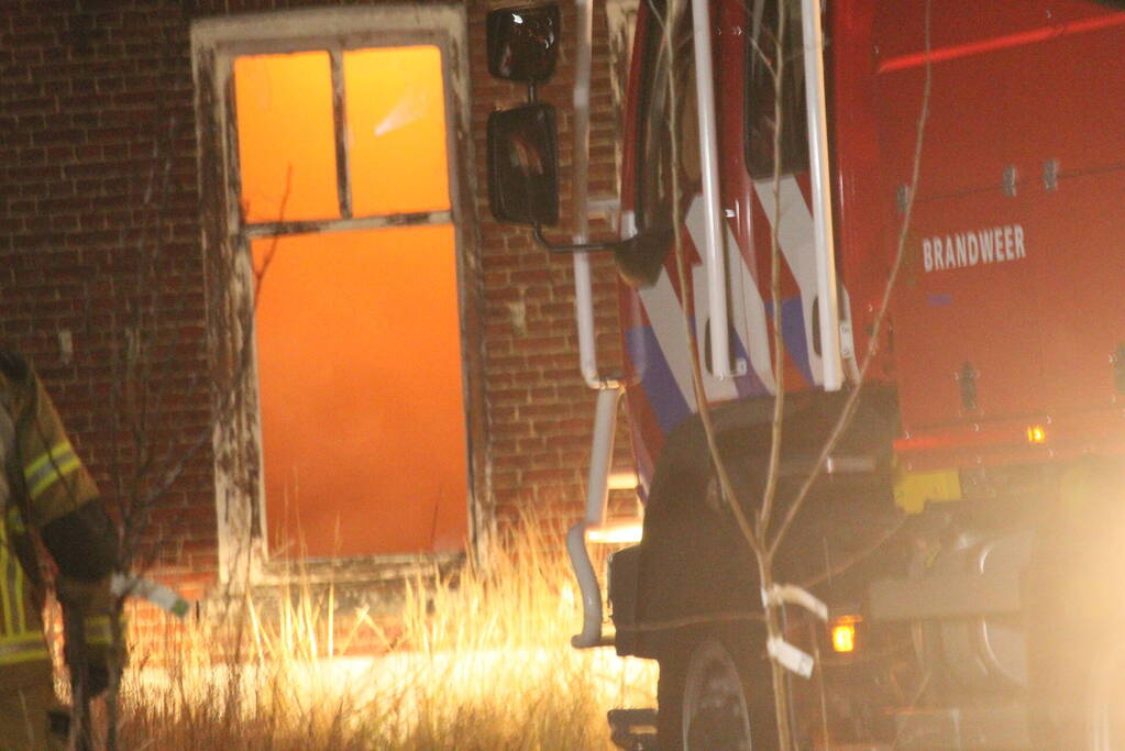 Leegstaande boerderij verwoest vanwege brand