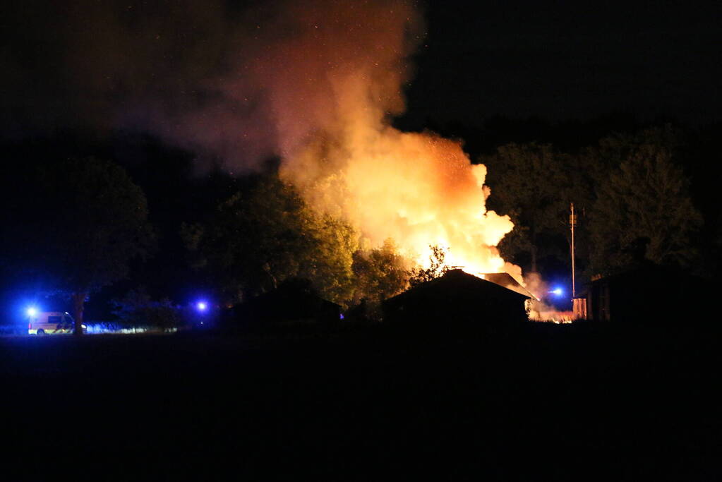 Leegstaande boerderij verwoest vanwege brand