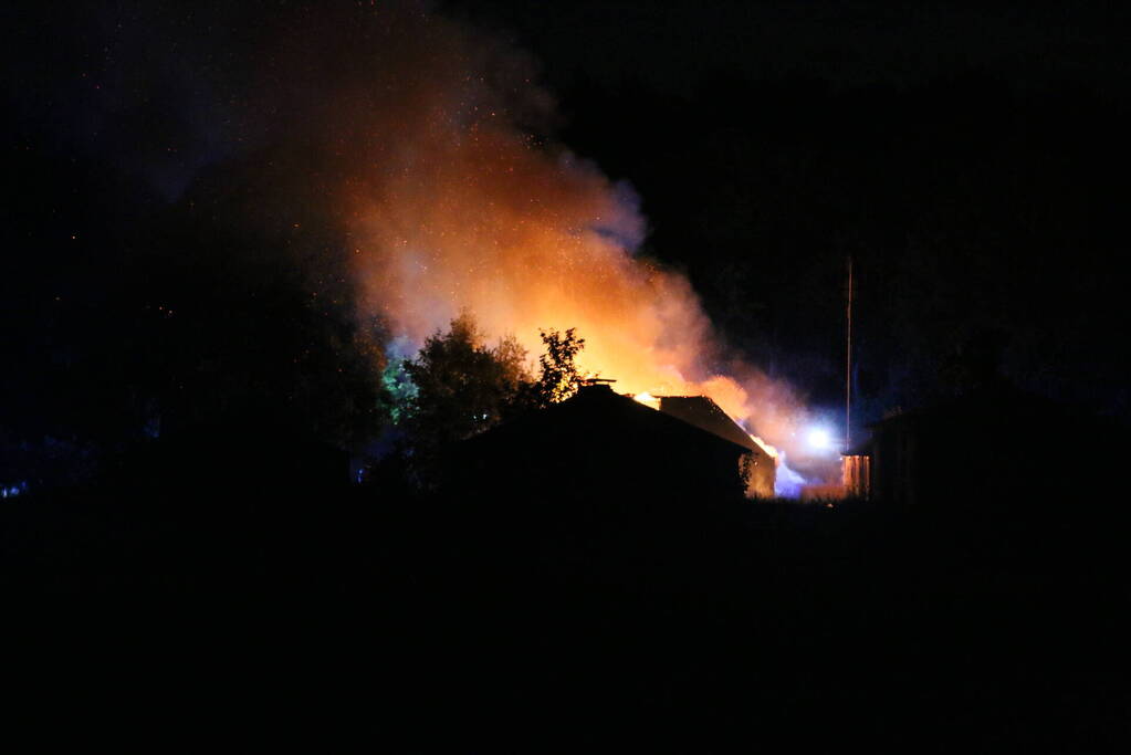 Leegstaande boerderij verwoest vanwege brand