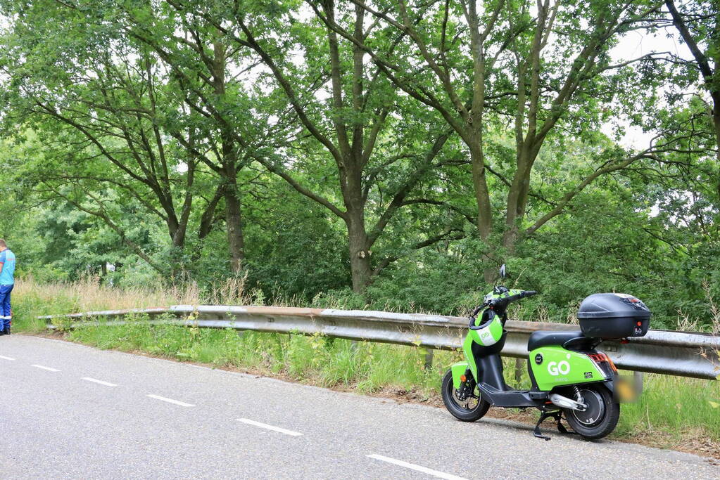 Jongedame gaat hard onderuit met Go Sharing-deelscooter