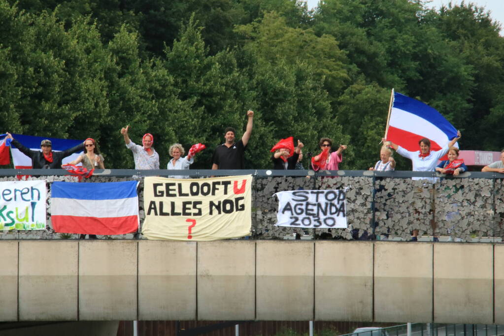 Steunbetuiging voor boeren vanaf viaduct