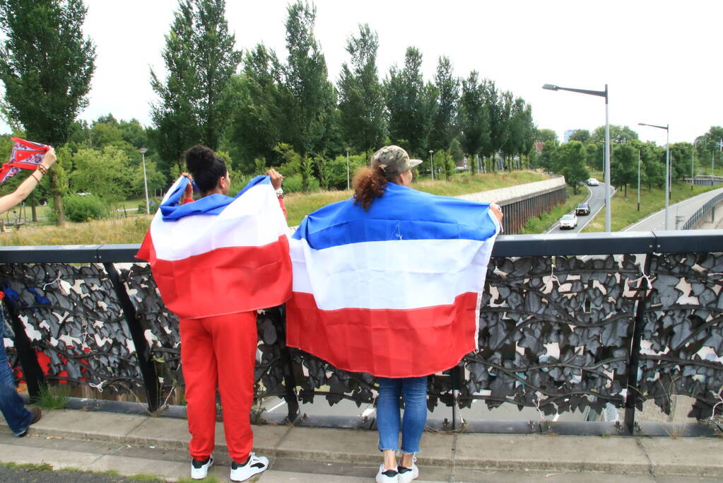 Steunbetuiging voor boeren vanaf viaduct