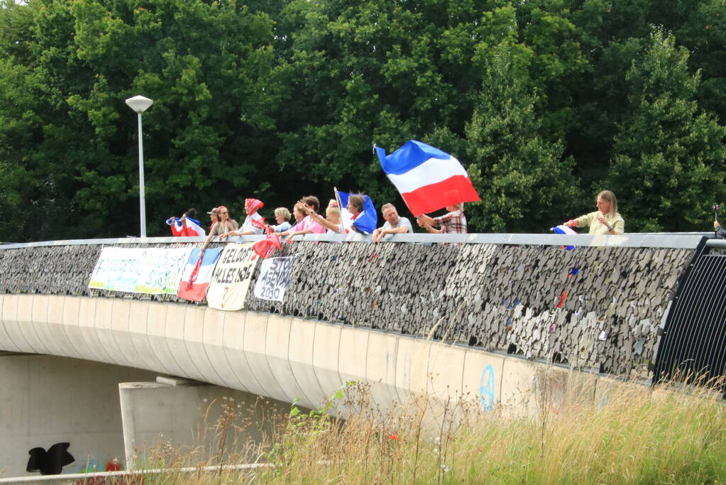 Steunbetuiging voor boeren vanaf viaduct