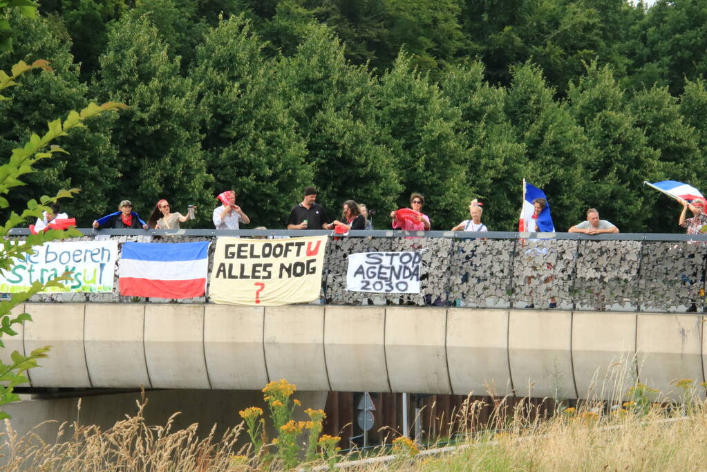 Steunbetuiging voor boeren vanaf viaduct