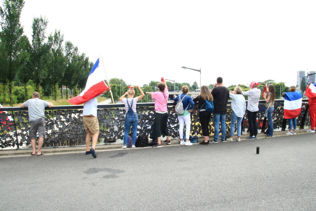 Steunbetuiging voor boeren vanaf viaduct