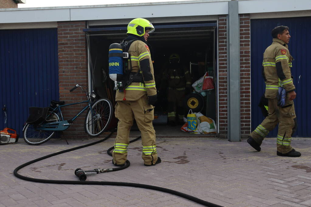Brand in garage snel onder controle