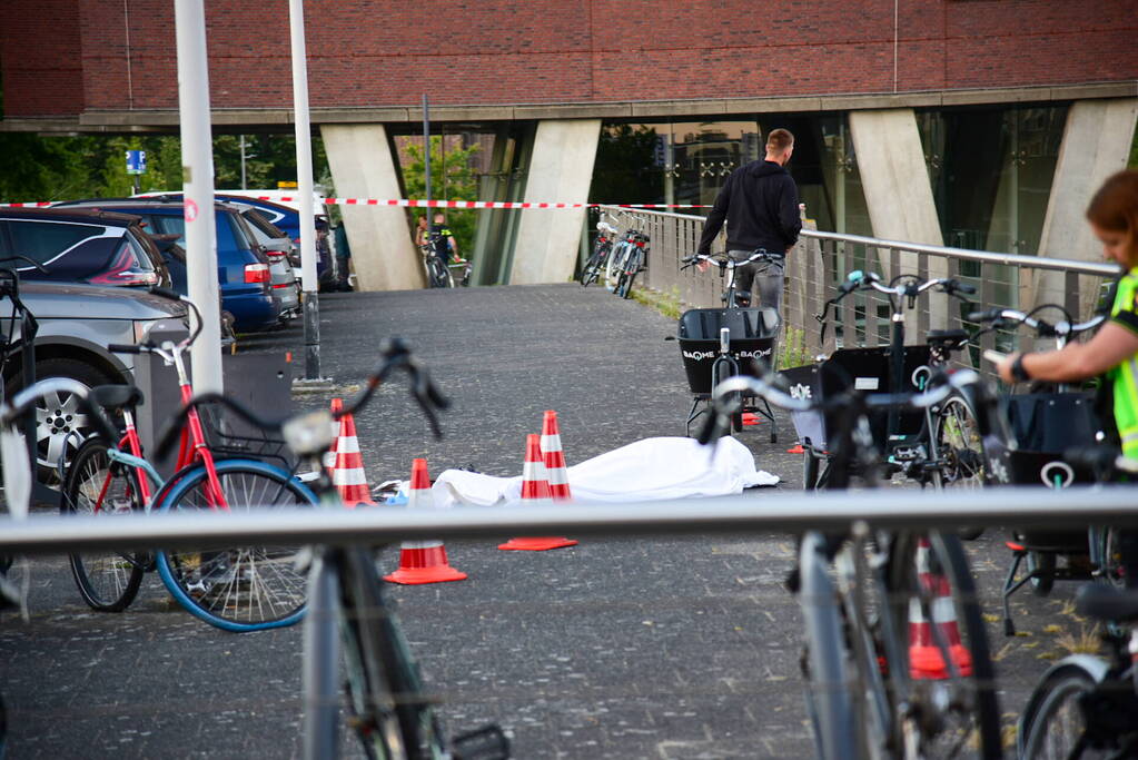 Persoon op straat doodgeschoten bij metrostation