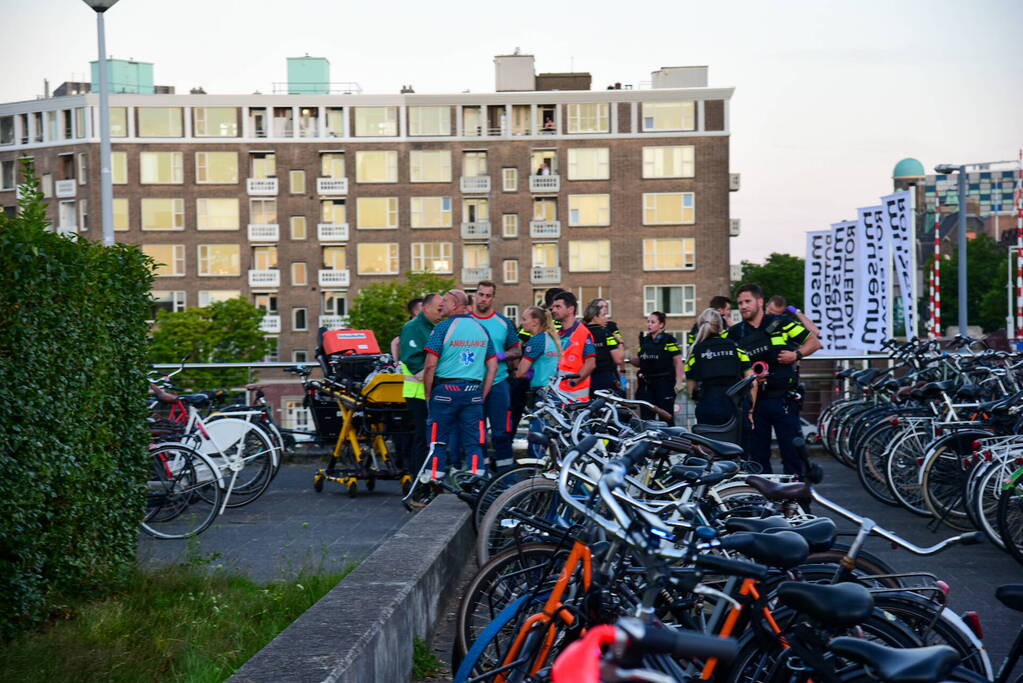 Persoon op straat doodgeschoten bij metrostation